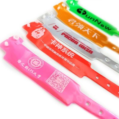 Logo personalizzato accettato Braccialetto di plastica Braccialetti in PVC per eventi musicali maschili