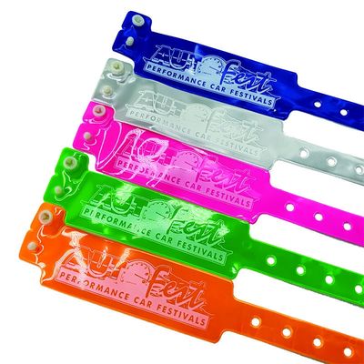 Festival, braccialetti di vinile giallo e braccialetti di identità una volta utilizzati nel 2023