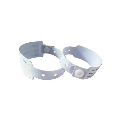 Con l'uso di un braccialetto per bambini in PVC RFID per l'identificazione del paziente
