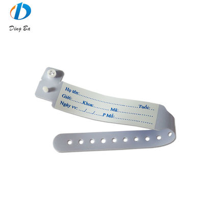 Con l'uso di un braccialetto per bambini in PVC RFID per l'identificazione del paziente