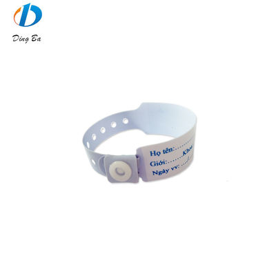 Con l'uso di un braccialetto per bambini in PVC RFID per l'identificazione del paziente