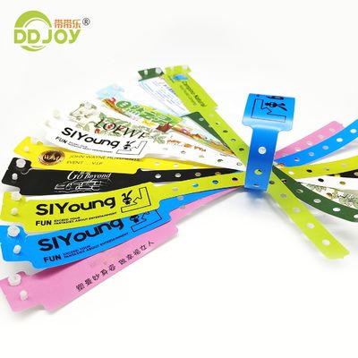Consigli di identità usa e getta Soluzione in plastica impermeabile e personalizzata per eventi