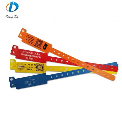 Braccialetti a forma larga e impermeabili aggiungono un po'di colore al tuo abito da festa