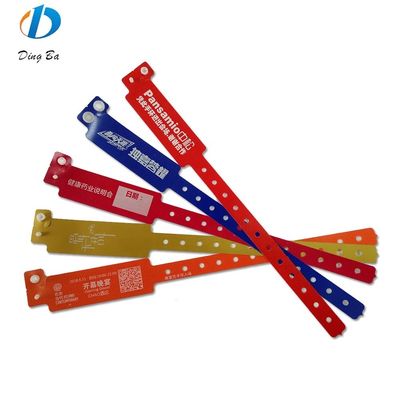 Braccialetti a forma larga e impermeabili aggiungono un po'di colore al tuo abito da festa