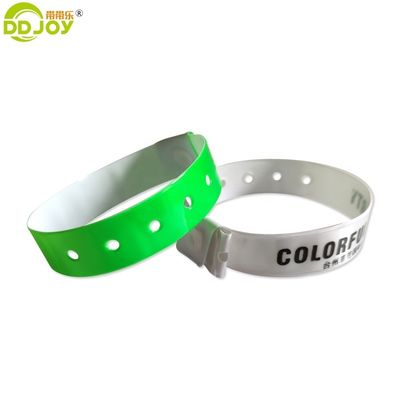 Braccialetto di festa a forma di L a neon verde riflettente con logo personalizzato e PVC riflettente