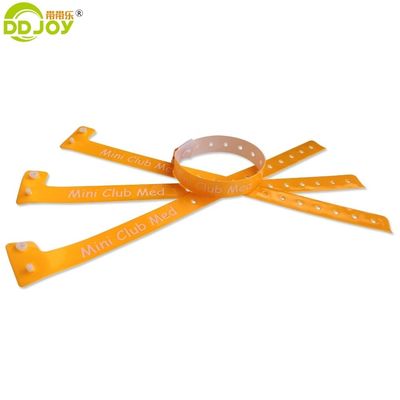 Braccialetto di festa a forma di L a neon verde riflettente con logo personalizzato e PVC riflettente