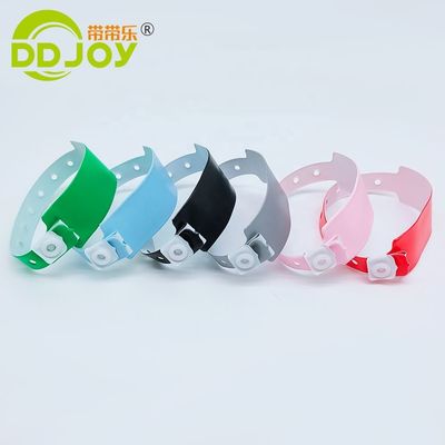 Logo personalizzato Braccialetto di vinile morbido per concerti Personalizzazione in massa Braccialetti o braccialetti Tipo