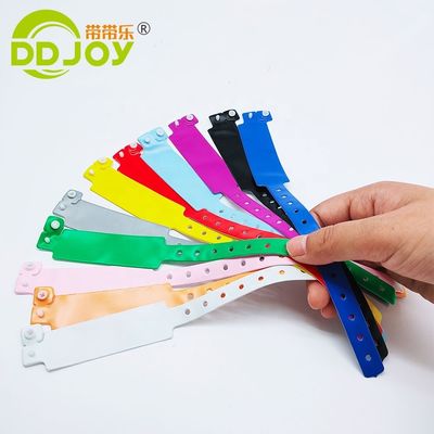 Logo personalizzato Braccialetto di vinile morbido per concerti Personalizzazione in massa Braccialetti o braccialetti Tipo