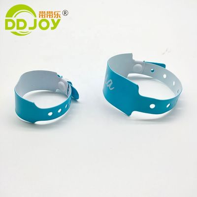 Logo personalizzato Braccialetto di vinile morbido per concerti Personalizzazione in massa Braccialetti o braccialetti Tipo
