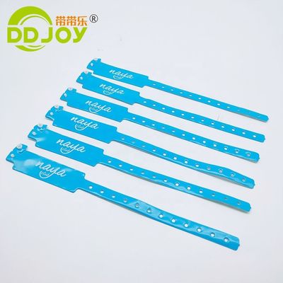 Logo personalizzato Braccialetto di vinile morbido per concerti Personalizzazione in massa Braccialetti o braccialetti Tipo
