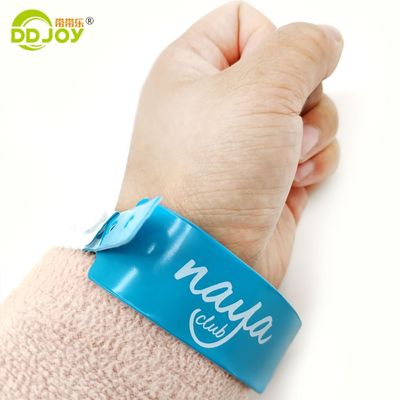 Braccialetti a pulsanti in PVC con identificazione chiara e design personalizzato per hotel