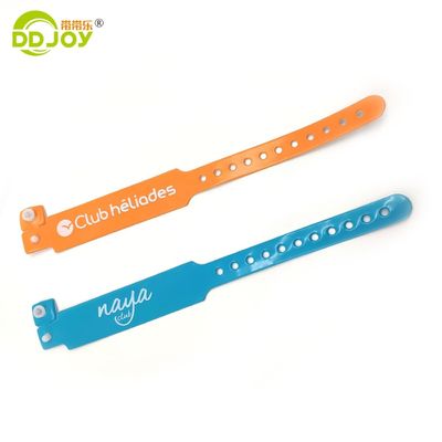 Braccialetti a pulsanti in PVC con identificazione chiara e design personalizzato per hotel