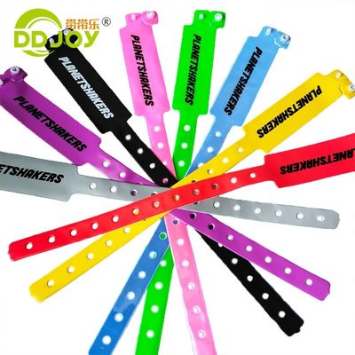 Braccialetti in vinile con logo personalizzato per parco di divertimenti convenienti e durevoli