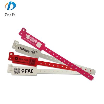 Braccialetti di plastica personalizzati per l'ammissione al club VIP