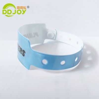 Braccialetti in vinile con logo personalizzato per parco di divertimenti convenienti e durevoli