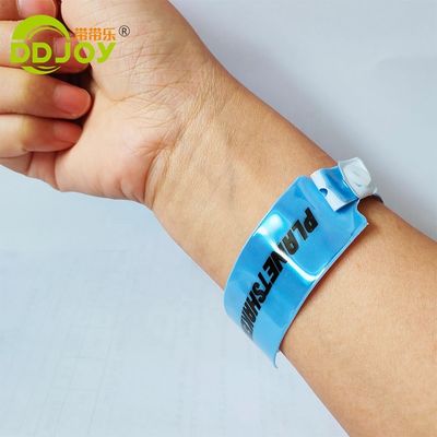 Braccialetti in vinile con logo personalizzato per parco di divertimenti convenienti e durevoli