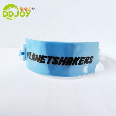 Braccialetti in vinile con logo personalizzato per parco di divertimenti convenienti e durevoli