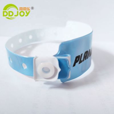 Braccialetti in vinile con logo personalizzato per parco di divertimenti convenienti e durevoli