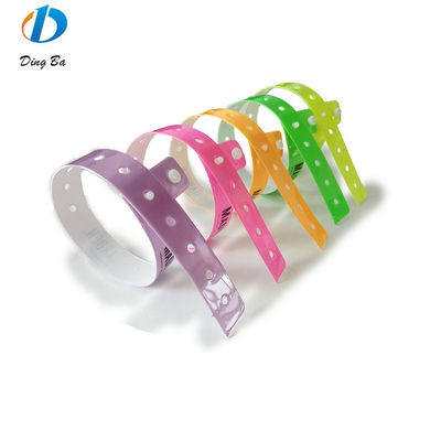 Logo personalizzato Stampato Braccialetto di vinile One Direction Plastico Festival Braccialetto per Parchi