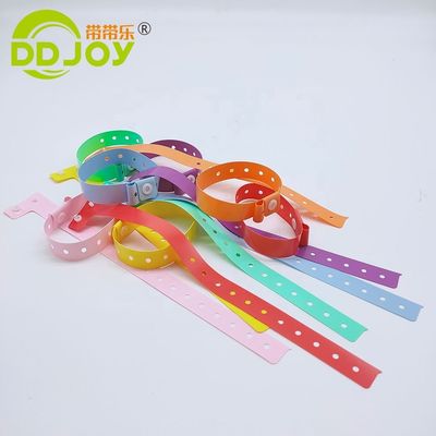 Vendita di plastica morbida in PVC in forma di L. Braccialetto per adulti per eventi Festival Logo personalizzato