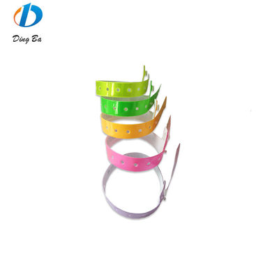 Logo personalizzato Stampato Braccialetto di vinile One Direction Plastico Festival Braccialetto per Parchi
