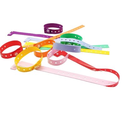 Braccialetto in plastica regolabile a forma di L per eventi festivi