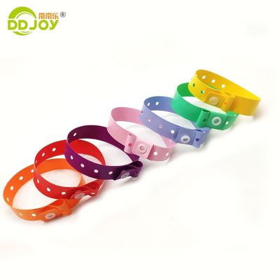 Braccialetto in plastica regolabile a forma di L per eventi festivi
