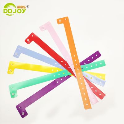 Braccialetto in plastica regolabile a forma di L per eventi festivi