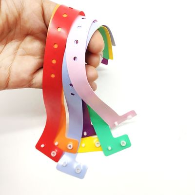 Braccialetto in plastica regolabile a forma di L per eventi festivi