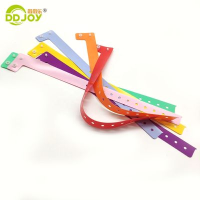 Braccialetto in plastica regolabile a forma di L per eventi festivi