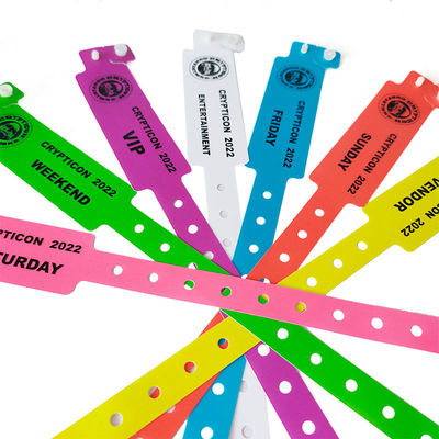 ISO9001 Certificato Custom CMYK Digital Printing Waterproof Plastic Wristband per Hotel