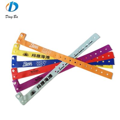 Popolare logo personalizzato femminile Armband in PVC arancione per eventi Festival Plastica a forma di L