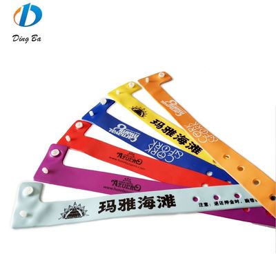 Popolare logo personalizzato femminile Armband in PVC arancione per eventi Festival Plastica a forma di L