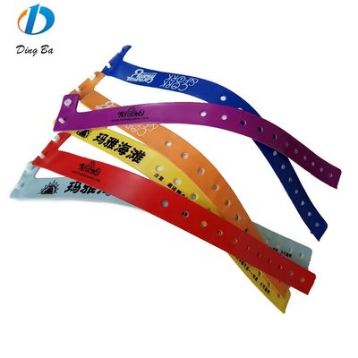 Popolare logo personalizzato femminile Armband in PVC arancione per eventi Festival Plastica a forma di L