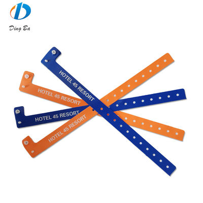 Popolare logo personalizzato femminile Armband in PVC arancione per eventi Festival Plastica a forma di L