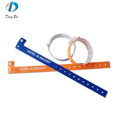 Popolare logo personalizzato femminile Armband in PVC arancione per eventi Festival Plastica a forma di L