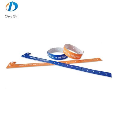 Popolare logo personalizzato femminile Armband in PVC arancione per eventi Festival Plastica a forma di L