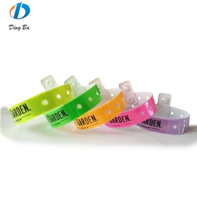Braccialetti in PVC a forma di L riflettenti per feste