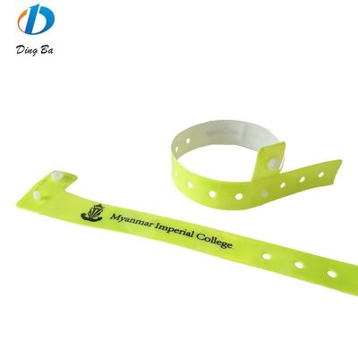Braccialetti in PVC a forma di L riflettenti per feste