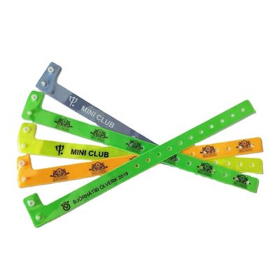 Materiale PVC a pellicola fluorescente Braccialetto a forma di L per eventi 250*16mm Dimensione regolabile