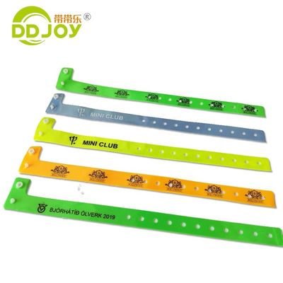 Materiale PVC a pellicola fluorescente Braccialetto a forma di L per eventi 250*16mm Dimensione regolabile