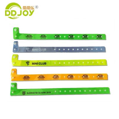 Materiale PVC a pellicola fluorescente Braccialetto a forma di L per eventi 250*16mm Dimensione regolabile