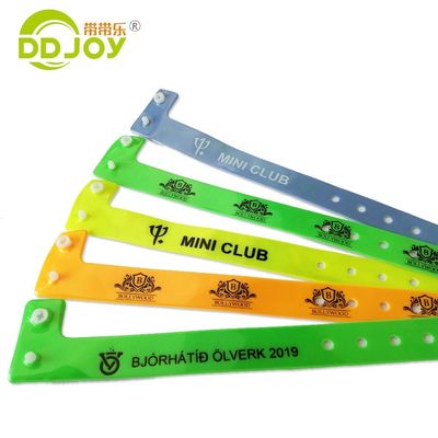 Materiale PVC a pellicola fluorescente Braccialetto a forma di L per eventi 250*16mm Dimensione regolabile