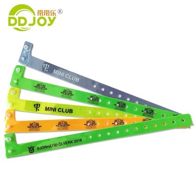 Materiale PVC a pellicola fluorescente Braccialetto a forma di L per eventi 250*16mm Dimensione regolabile