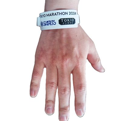 2024 Vendita braccialetto regalo giallo braccialetto personalizzato con prestazioni antiallergiche