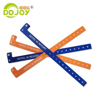 Braccialetto in PVC personalizzato con codice QR per eventi