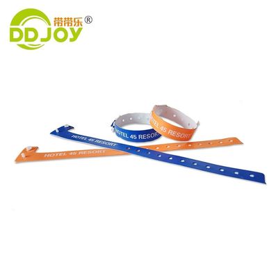 Braccialetto in PVC personalizzato con codice QR per eventi