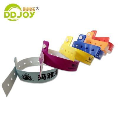 Braccialetto in PVC personalizzato con codice QR per eventi