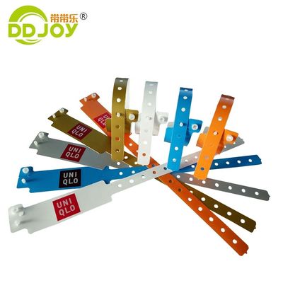 DDJOY One Time Custom PE Plastic Wristbands for Events Logo Dimensione 65*20mm