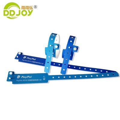 DDJOY One Time Custom PE Plastic Wristbands for Events Logo Dimensione 65*20mm